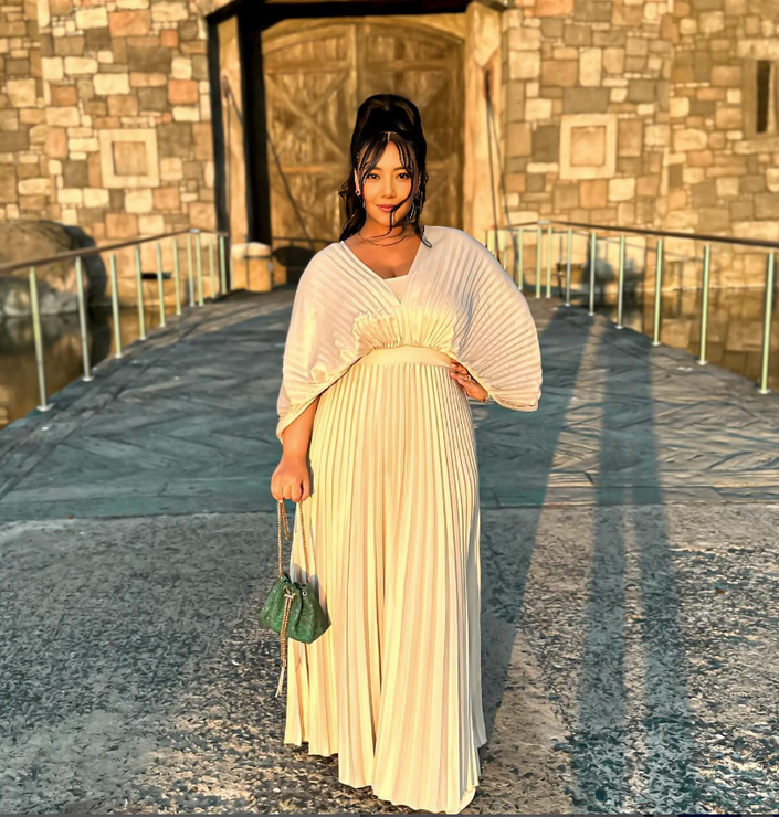 Elegant Pleated Maxi Dress with Batwing Sleeves and V-Neck Design