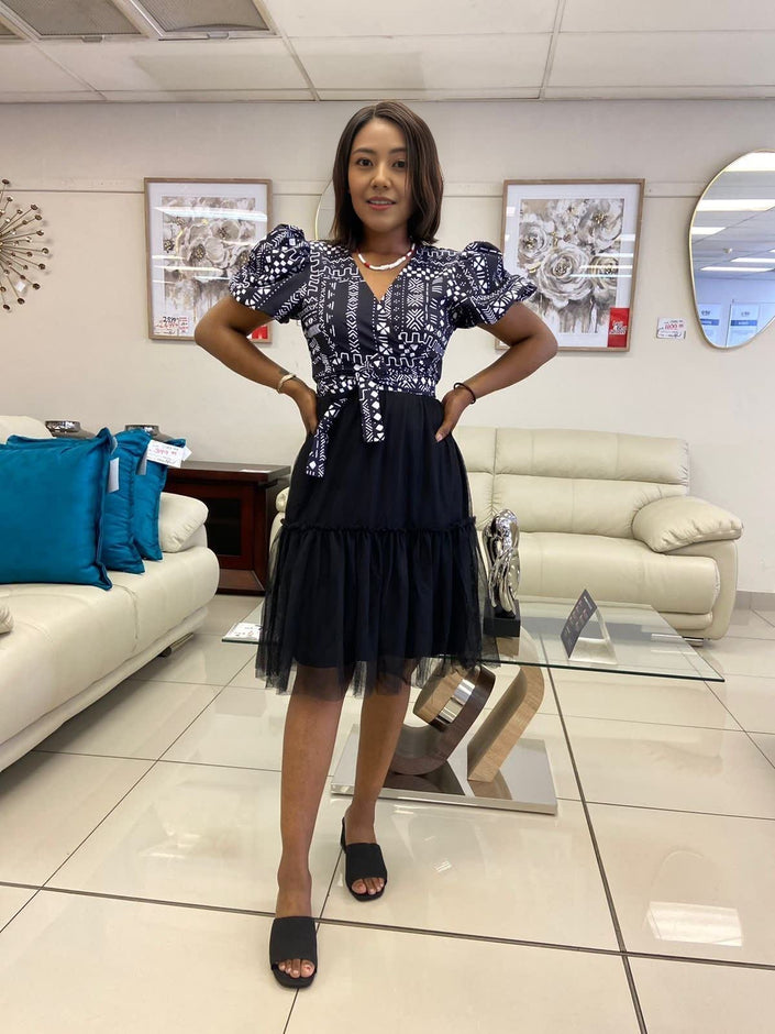 Short-Sleeved Twin Set Ensemble with Geometric Motifs and Yarn Skirt