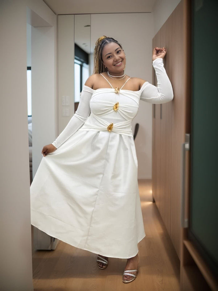 Elegant Long-Sleeve Color-Block Dress with Gold Decorative Buckles for a Sophisticated Look