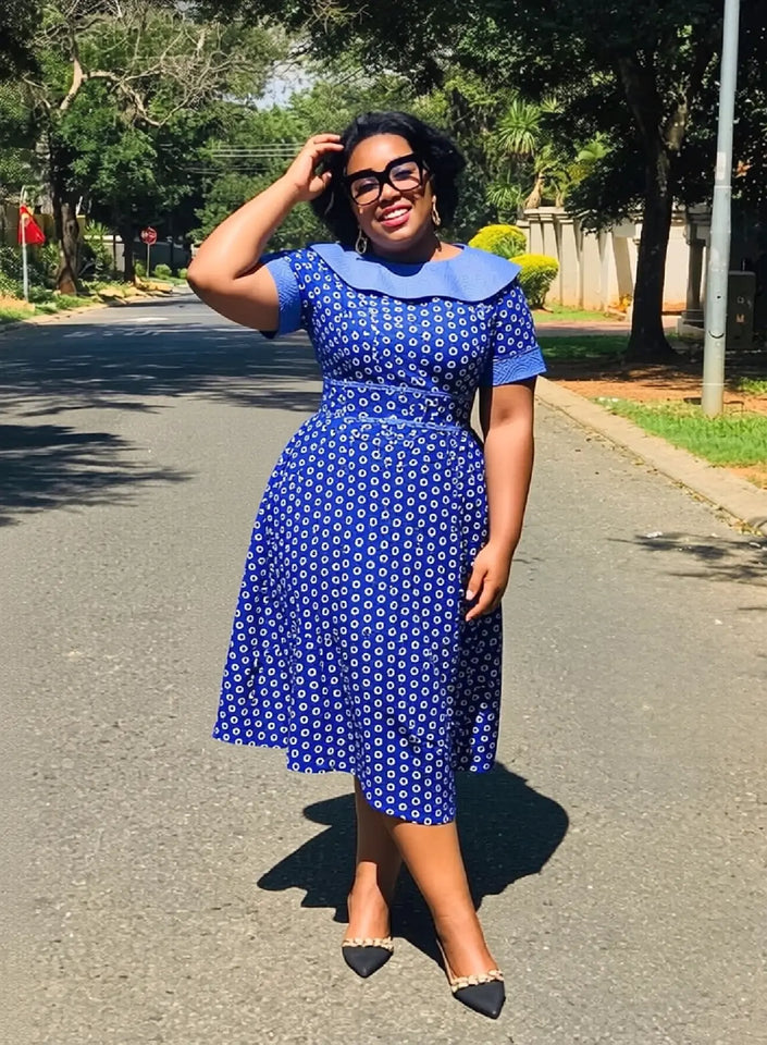 Midi dress in blue circle print with fit-and-flare skirt, short sleeves, fitted waist