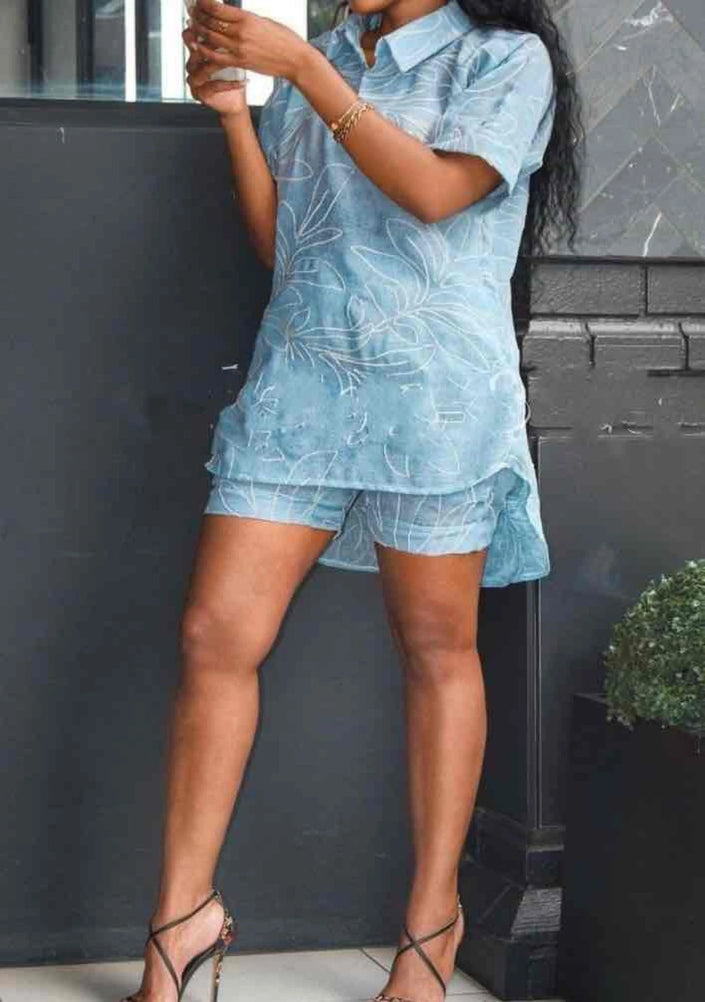 Printed floral shirt and shorts set, light blue with leaflike pattern