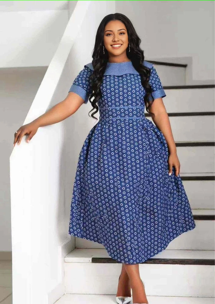 Midi dress with fit-and-flare silhouette, blue circle print, short sleeves, round neck