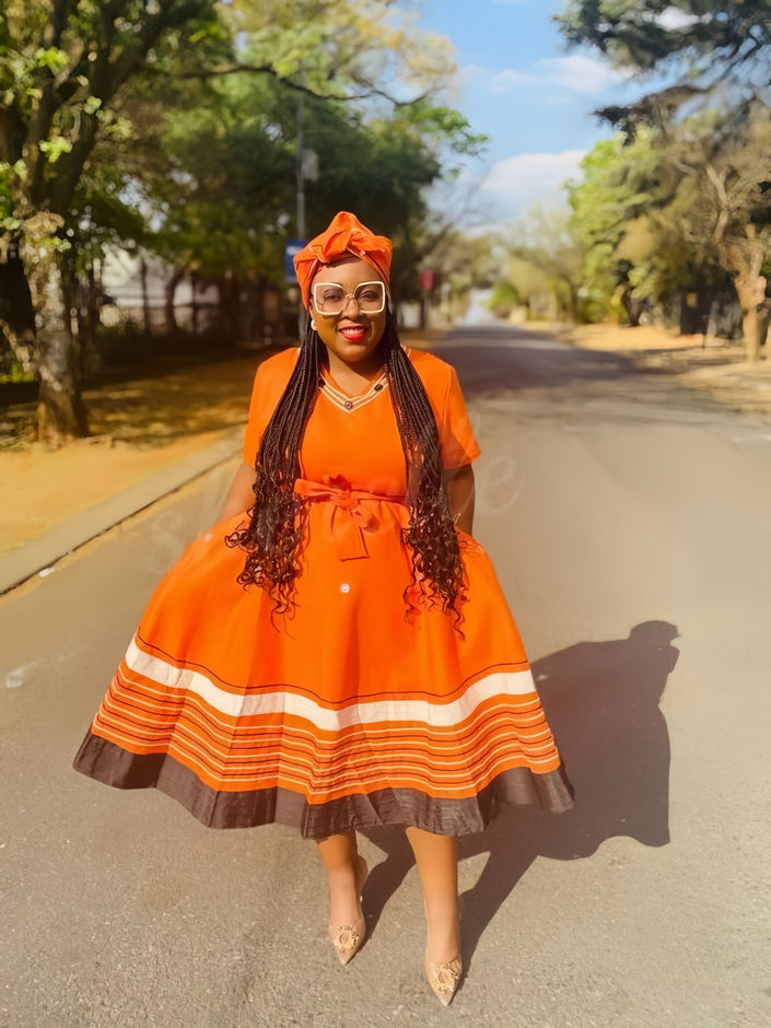Belted midi dress with V-neck, dark fabric, striped hem with orange border
