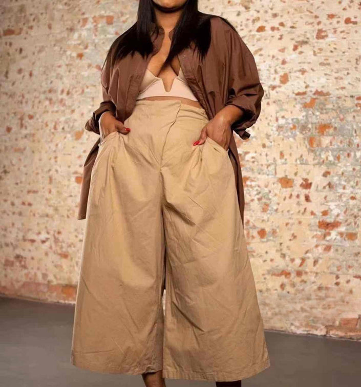 High-waist wide-leg pleated trousers in beige with side pockets