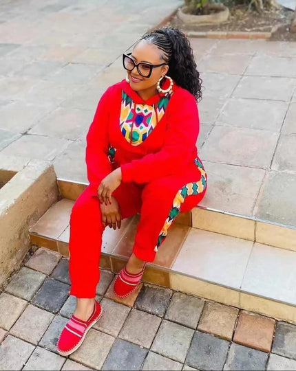 Twin Set de vest et pantalon rouge avec encolure en imprimé africain multicolore