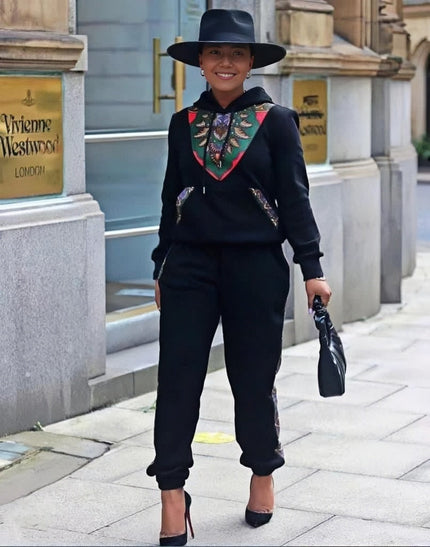Twin set noir avec imprimé africain au niveau du col et pantalon taille élastique