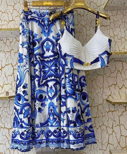 Top fruncido blanco con detalles azules y falda acampanada estampada azul y blanca