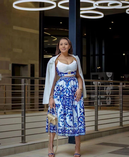 Conjunto falda y top fruncido estampado azul y blanco, con cinturón dorado