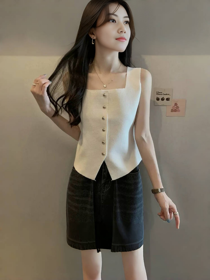 Sleeveless knitted square-neck top, light cream color, button-front with gold buttons