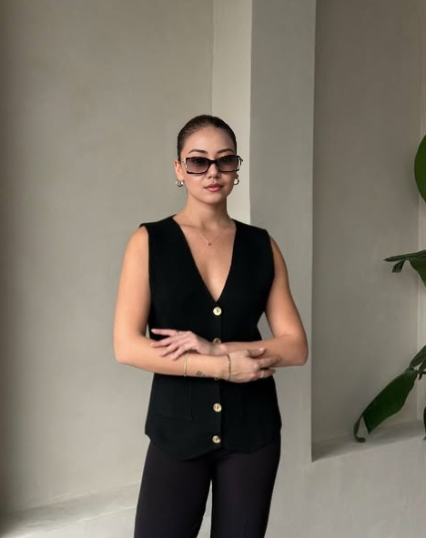 Sleeveless V-neck Buttoned Vest with Functional Pocket Design