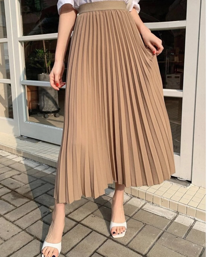 Burlywood pleated midi skirt with elastic waistband