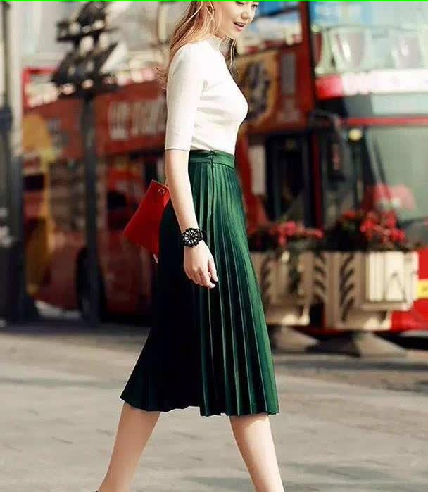 Dark-green pleated midi skirt with elastic waistband