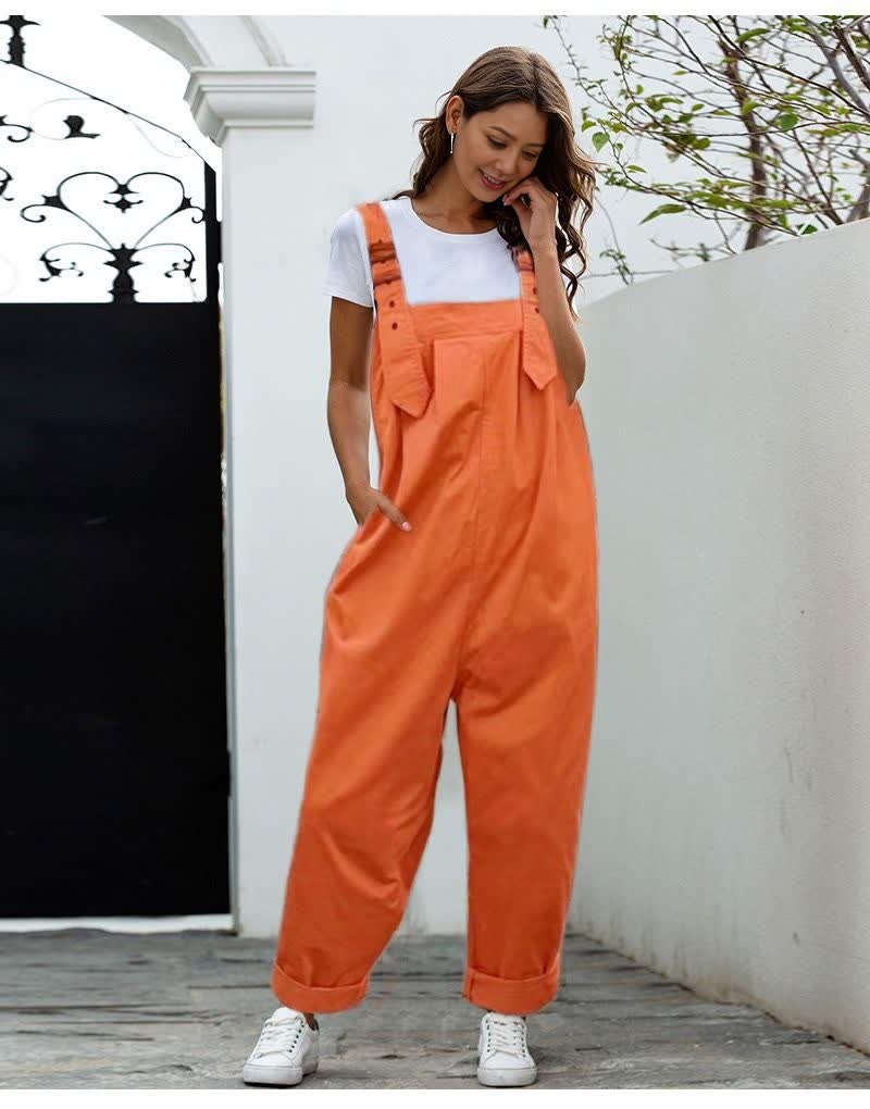 Contemporary Sleeveless Jumpsuit with Structured Silhouette