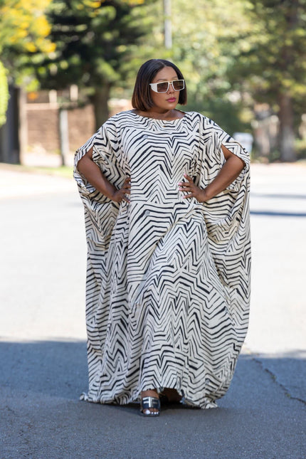 Plus size geometric maxi dress, loose fit, black-and-white zigzag print, short sleeves