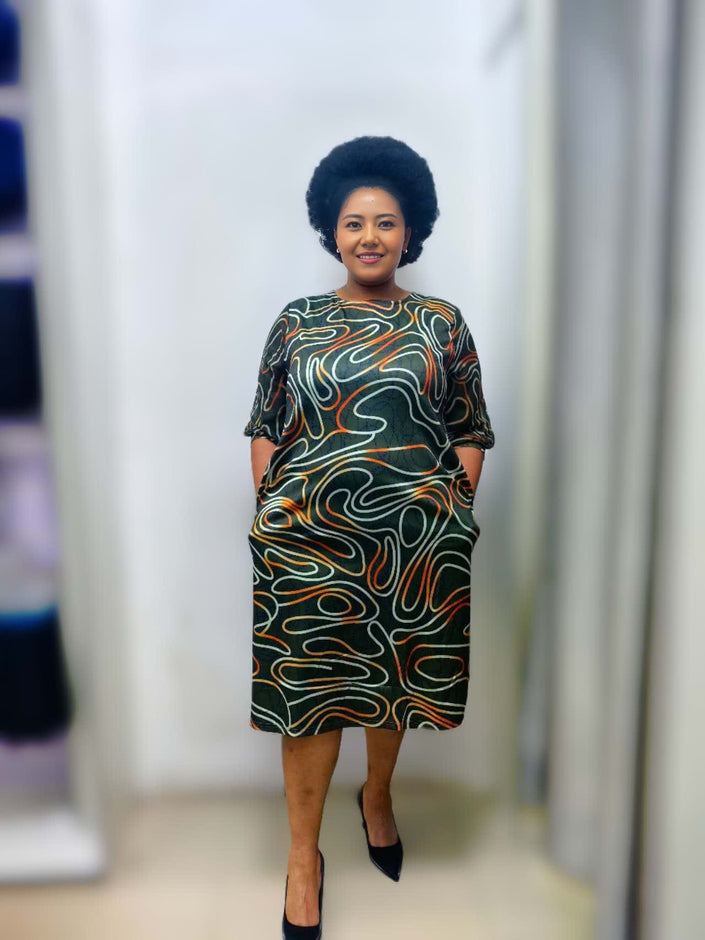 Plus size midi dress with wavy print, round neck and three-quarter sleeves