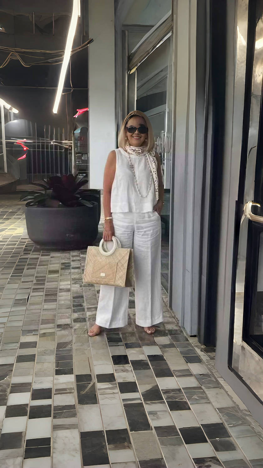 White wide-leg trousers with relaxed fit and high waist