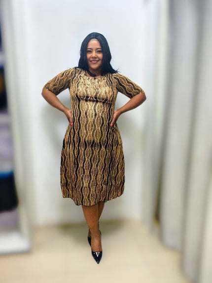 Plus size midi dress with wavy abstract print, short sleeves, crew neckline
