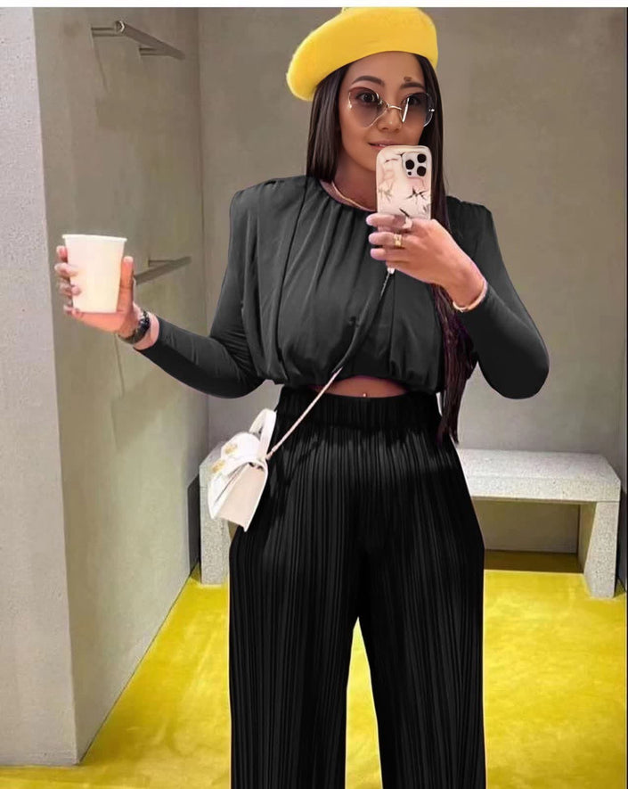 Schwarze plissierte Wide-Leg-Hosen mit drapiertem Blusenoberteil