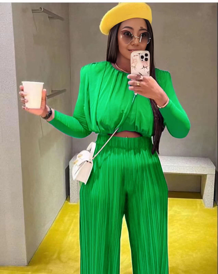 Limettengrüne plissierte Wide-Leg-Hosen mit drapiertem Blusenoberteil