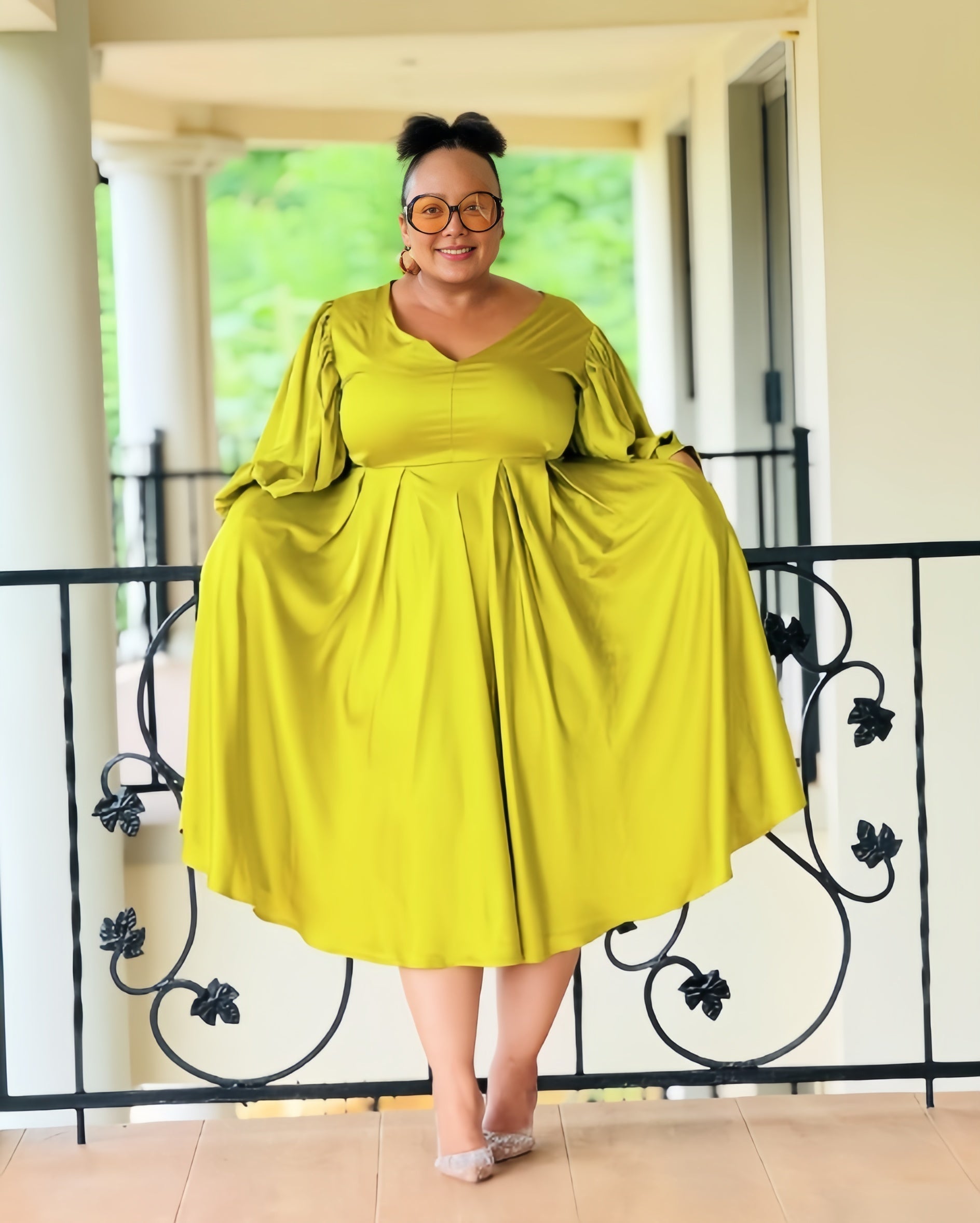 Plus-size midi dress in yellow-green with puff sleeves and pleated skirt