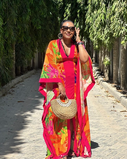 Maxi dress with tropical bird print, V-neck and puff sleeves, flowing pink and orange fabric