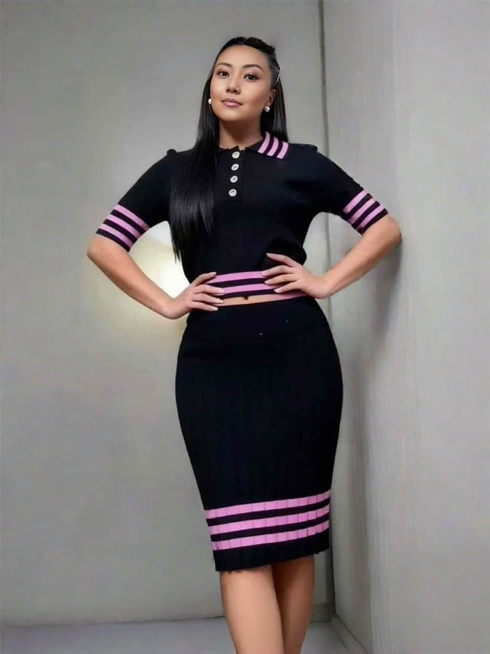 Ensemble pull maille et jupe rayée noire, col boutonné et bordures violettes.
