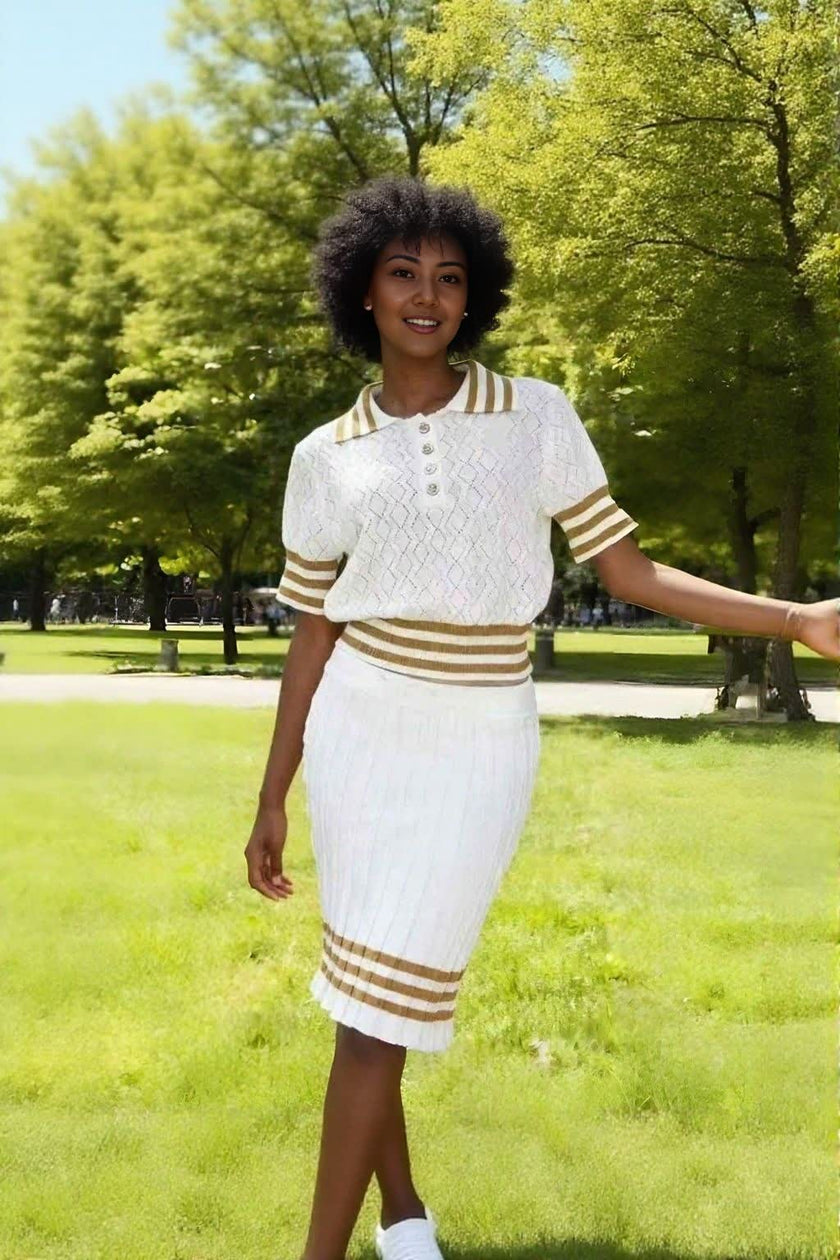 Ensemble pull maille et jupe rayée blanche, col boutonné et bordures dorées.