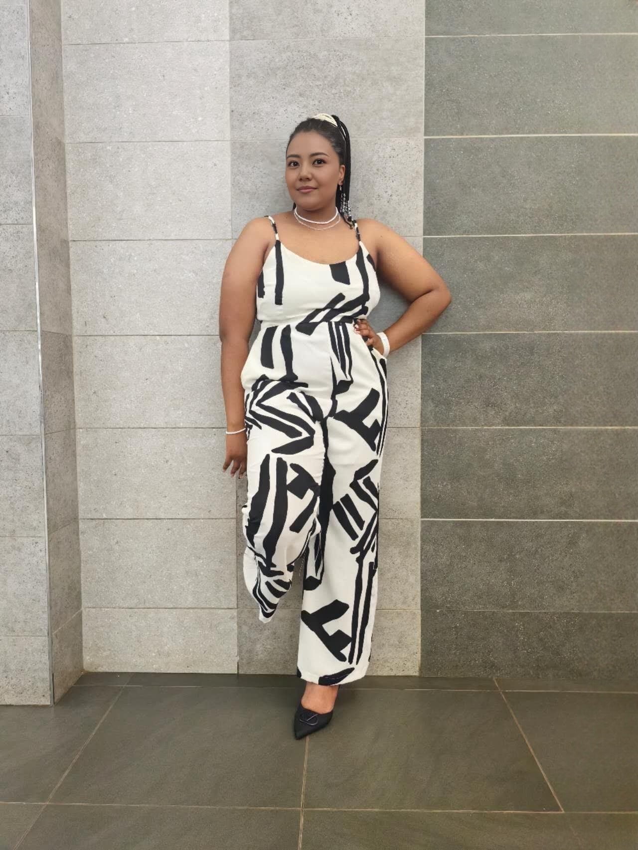 : Women's Sleeveless Wide-Leg Jumpsuit with Abstract Black and White Geometric Print