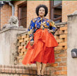 Vintage Twin Set: blau gemusterte Puffärmel-Bluse und orange-roter Stufenrock