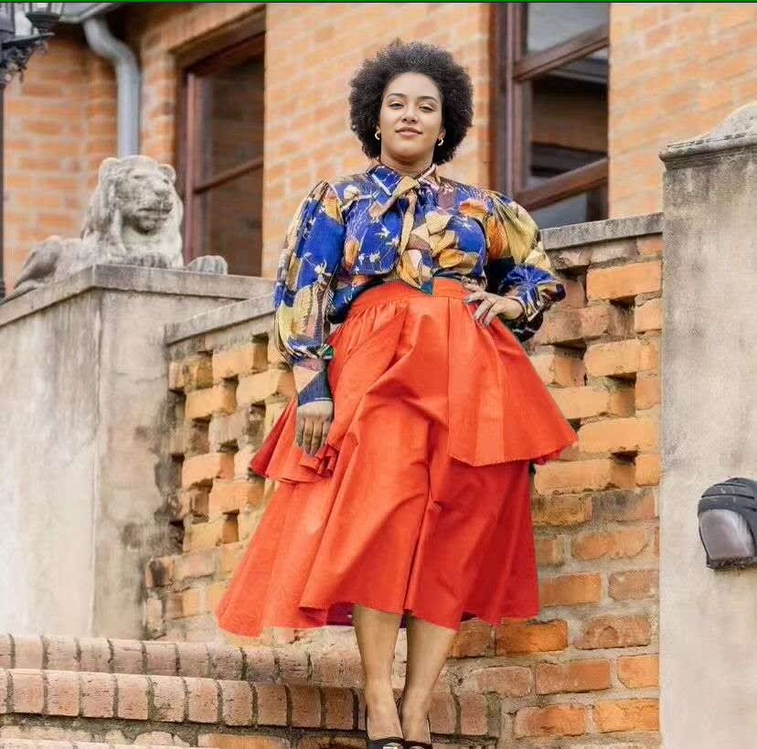 Vintage Twin Set: blau gemusterte Puffärmel-Bluse und orange-roter Stufenrock