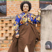 Vintage Twin Set: blau gemusterte Puffärmel-Bluse und brauner Stufenrock mit Schlitz