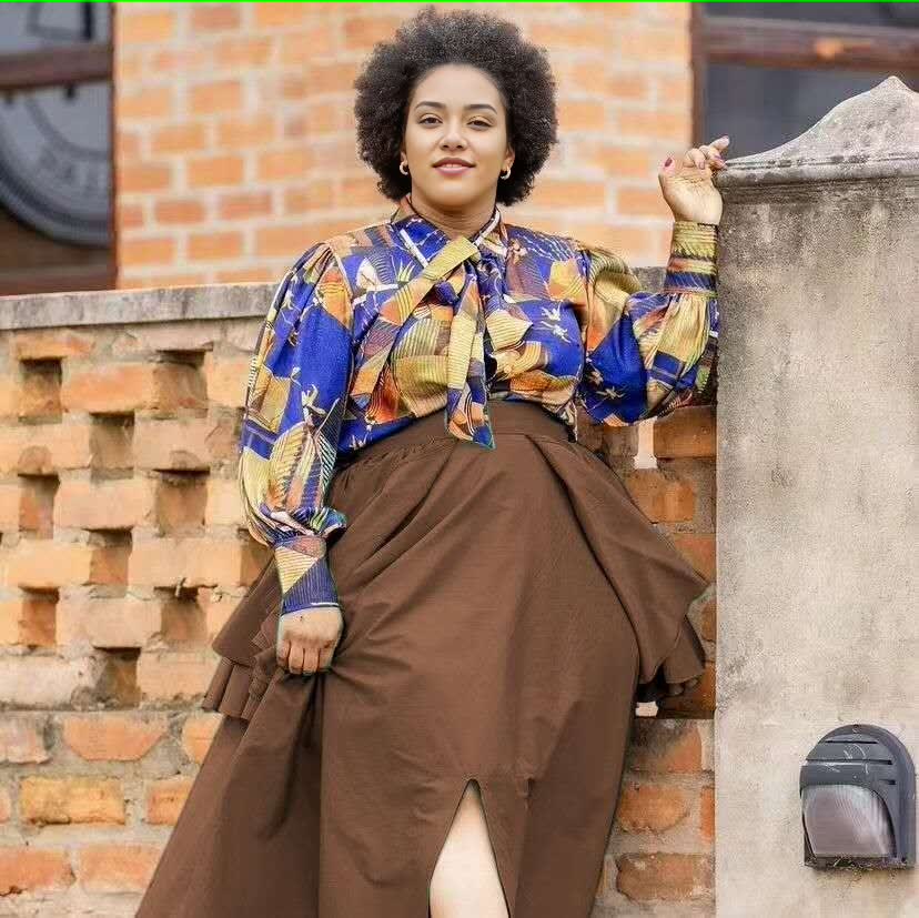 Vintage Twin Set: blau gemusterte Puffärmel-Bluse und brauner Stufenrock mit Schlitz