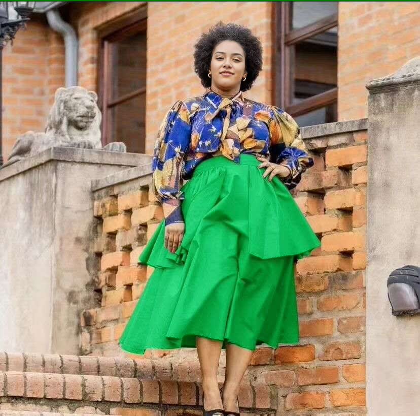 Vintage Twin Set: blau gemusterte Puffärmel-Bluse und grüner Stufenrock