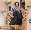 Vintage Twin Set: blau gemusterte Puffärmel-Bluse und schwarzer Stufenrock