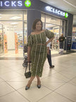 Printed midi dress with square neckline, short sleeves, vertical pattern, fitted waist