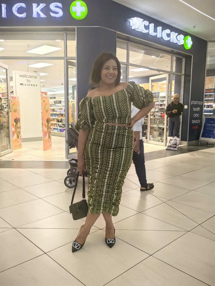 Printed midi dress with square neckline, short sleeves, vertical pattern, fitted waist
