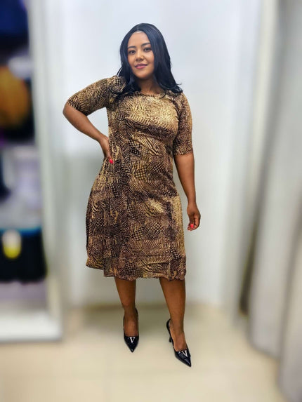 Plus size printed midi dress with short sleeves, round neck, and gold-brown pattern