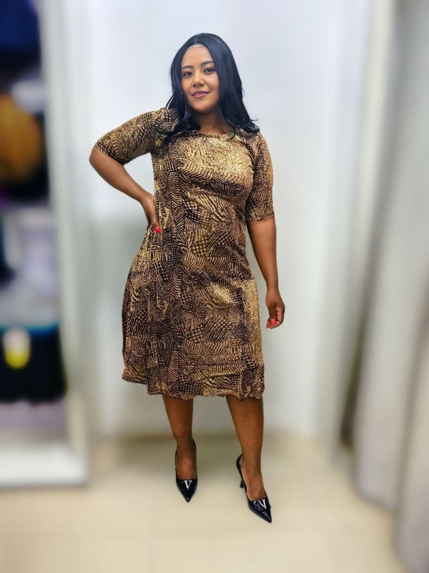 Plus size printed midi dress with short sleeves and round neckline, abstract gold print