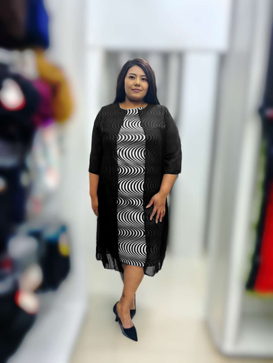Black plus-size midi dress with swirl stripe print, 3/4 sleeves and crew neckline