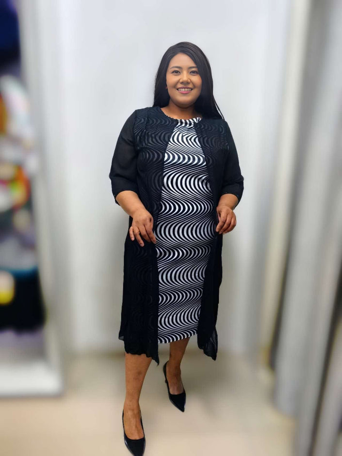 Black plus-size midi dress with swirl stripe print, 3/4 sleeves, split front hem