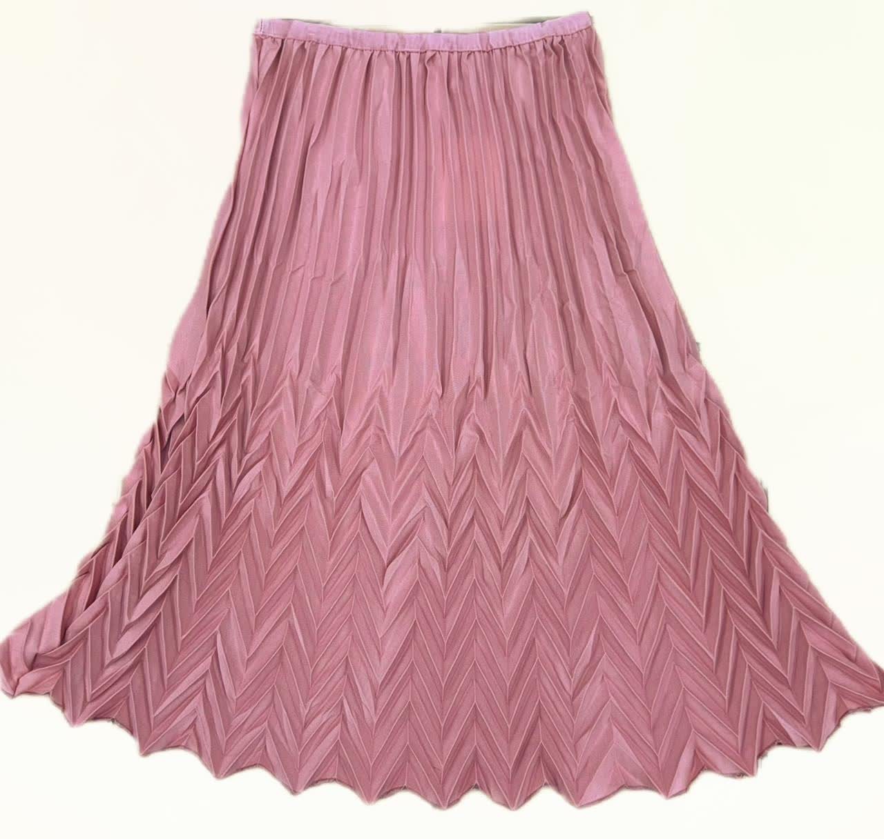 Pink pleated midi skirt with chevron pattern and elastic waistband