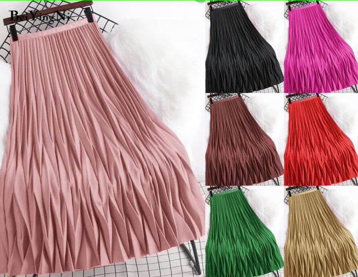 Pleated midi skirt with chevron pattern and elastic waistband