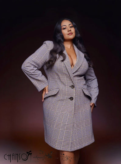 Plaid long coat with notch lapels, button front and flap pockets, autumn-winter style