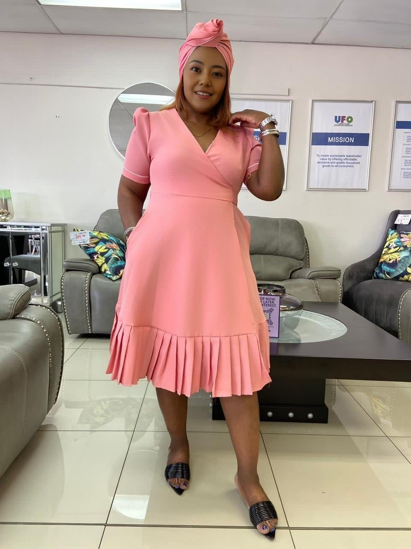 Plus size wrap midi dress in dusty pink, V-neck and short sleeves with ruffle hem