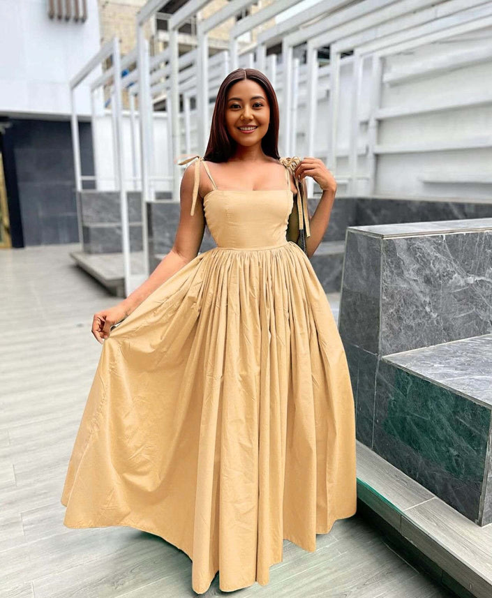 Women's Sleeveless Maxi Dress with Square Neckline and Adjustable Shoulder Straps, Featuring a Pleated Skirt Design