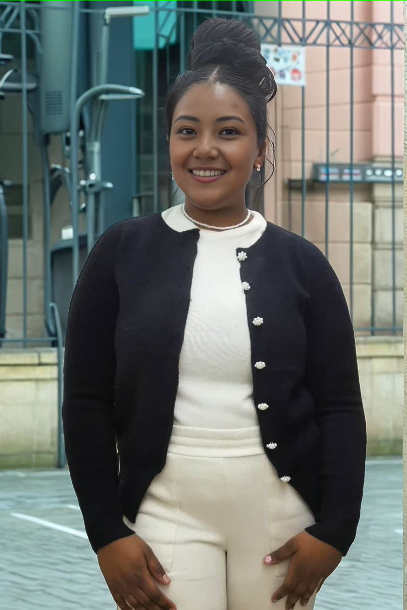 Knitted Button-Front Fitted Top with Cropped Silhouette