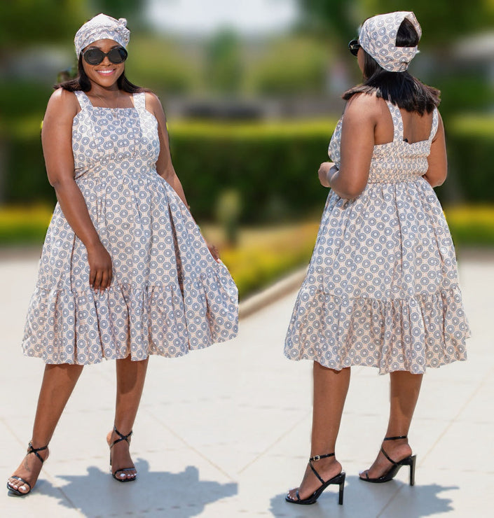 Sleeveless midi dress with geometric print, flared skirt and scoop neckline
