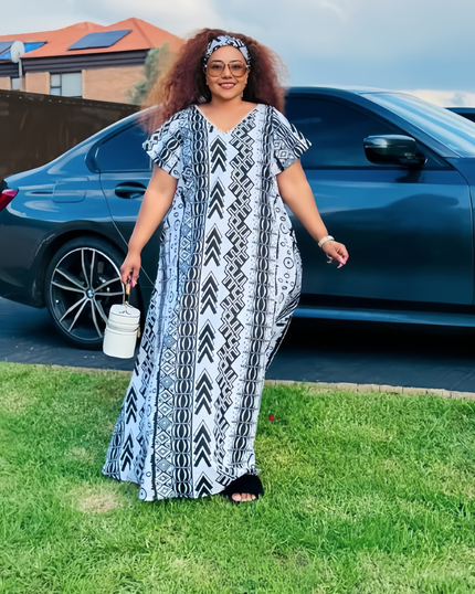 Plus size maxi dress with V-neck and geometric print, short sleeves