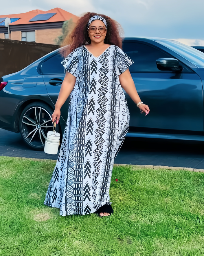 Plus size maxi dress with V-neck and geometric print, short sleeves