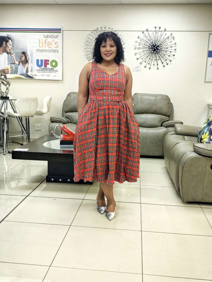 Sleeveless Checkered Midi Dress with Fitted Bodice and Flared Skirt